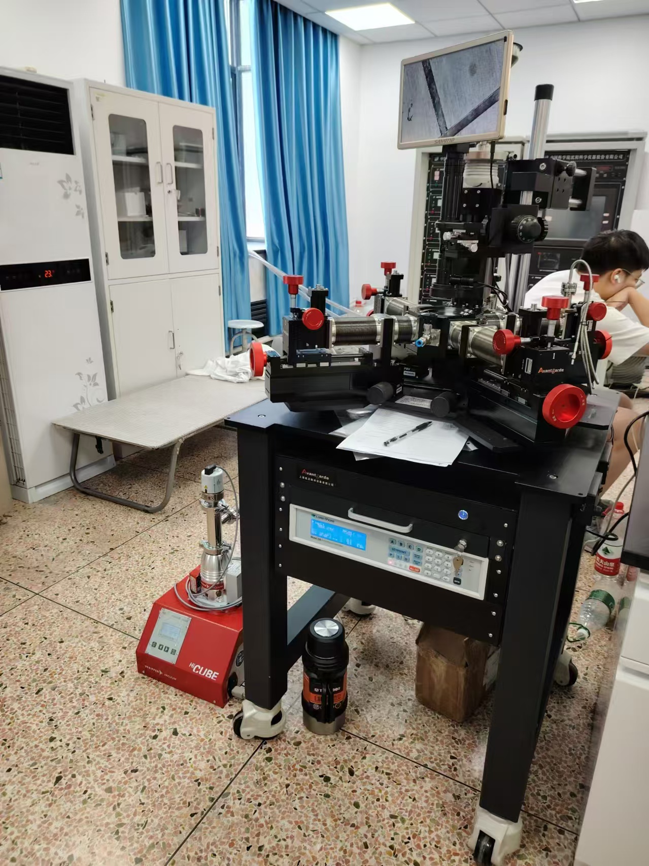 2024年8月浙江某学院在上海在线博彩平台购买的液氮高低温真空探针台PSM-LN2-H2交付完成