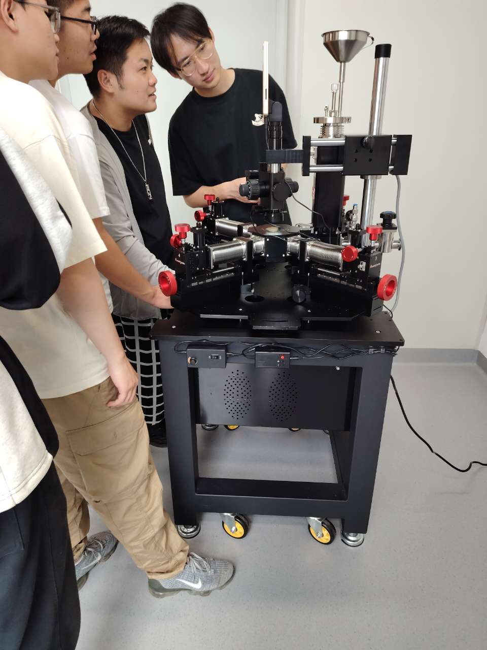 2024年11月苏州某研究中心在上海在线博彩平台购买的液氮高低温探针台PSM-LN2已交付完成